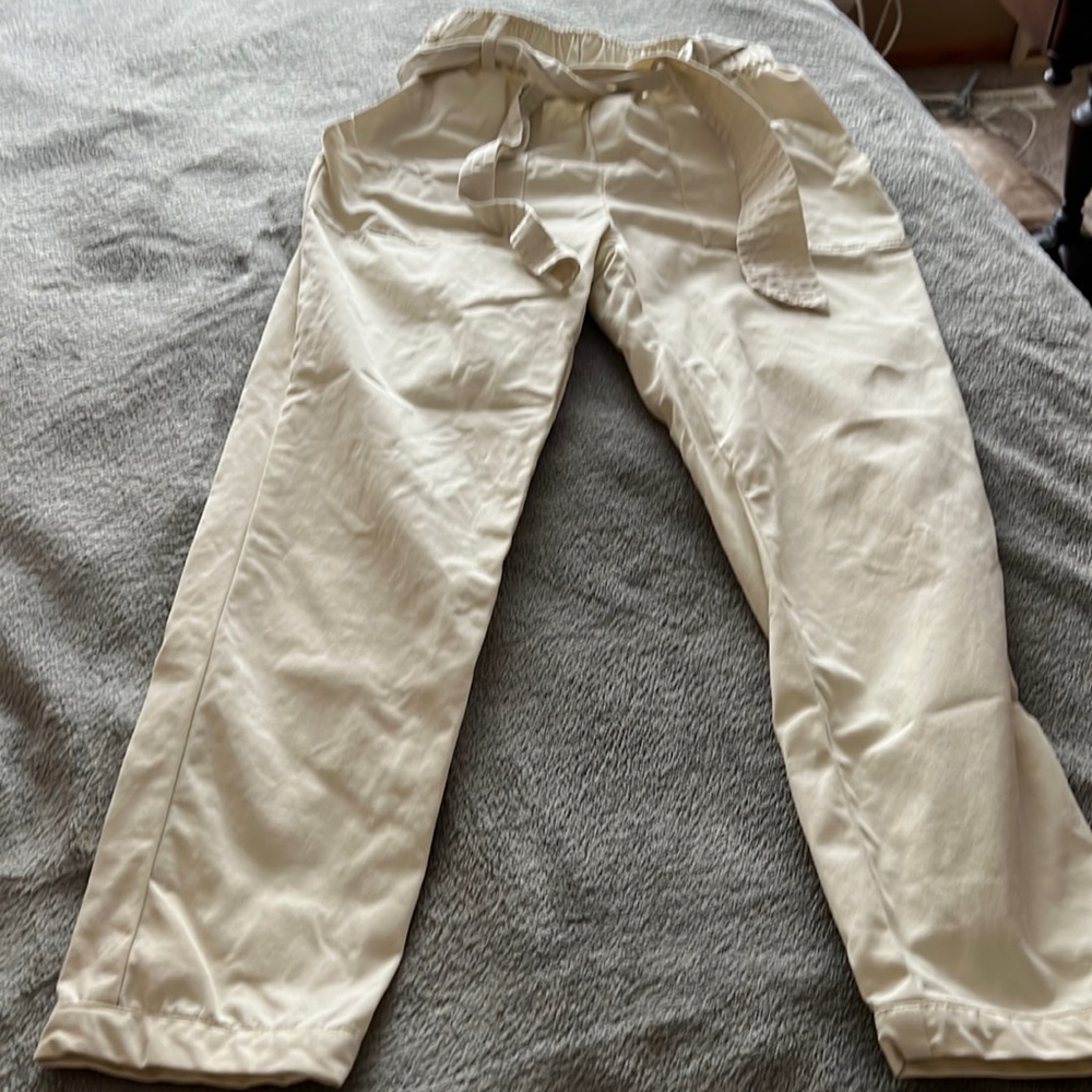 2 pocket, cream colored, BB Dakota Steve Madden pant.Perfect for warm weather.